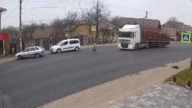 [動画0:14] キックボードの少年、道路に飛び出して撥ね飛ばされる
