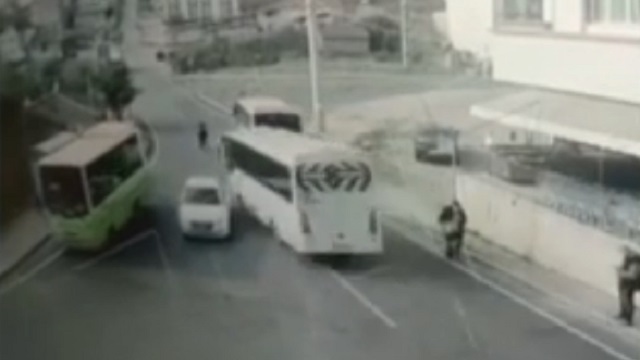 [動画3:42] 学生を乗せたバスが暴走・・・！カメラに映った悲惨な事故