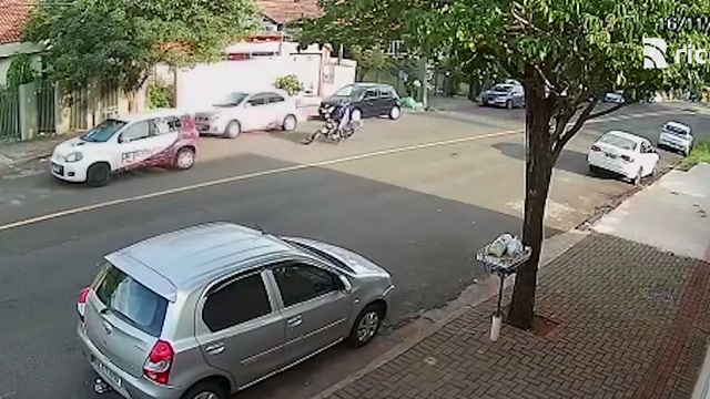 [動画3:24] バイクの男性、転倒して対向車に轢かれる
