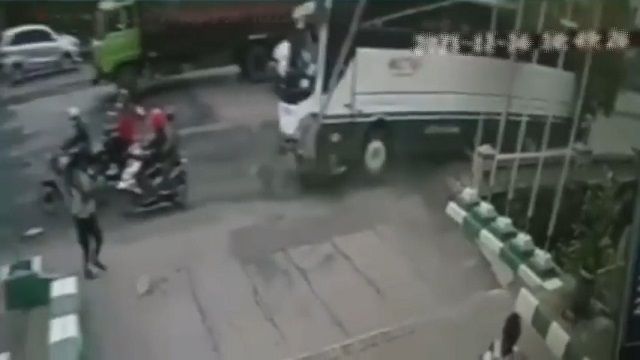 [動画1:00] ブレーキ故障のバスが暴走、バイクを巻き込む