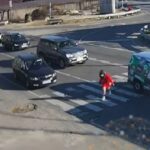 [動画1:00] 逃げる歩行者、避ける車、同じ方向に向かってしまう