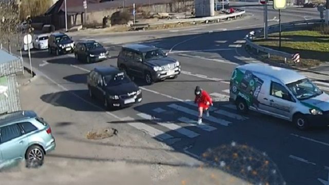 [動画1:00] 逃げる歩行者、避ける車、同じ方向に向かってしまう