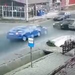 [動画0:28] 息ピッタリ！三方向からの車が衝突