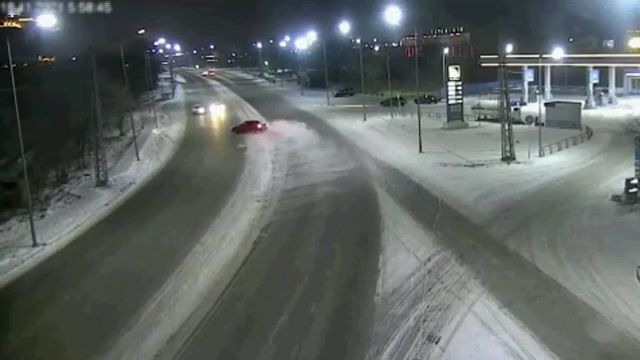 [動画0:56] 雪道でドリフト、対向車と衝突して炎上