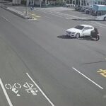 [動画0:23] 猛スピードのバイク、駐車場から出てきた車に突き刺さる