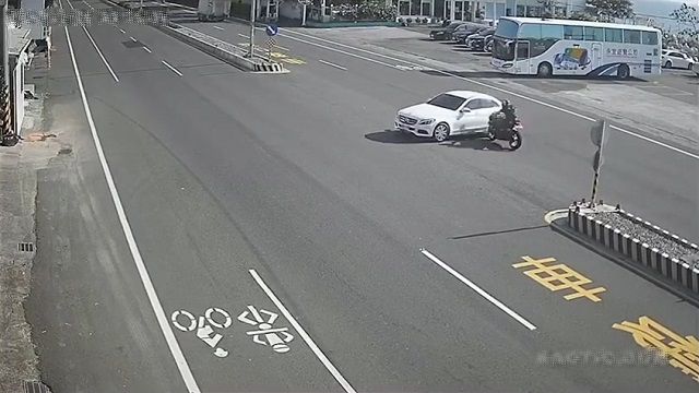 [動画0:23] 猛スピードのバイク、駐車場から出てきた車に突き刺さる