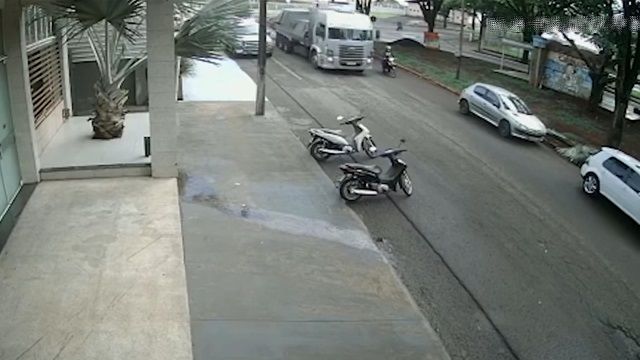 [動画0:23] １８歳女性、バイクで転倒してトラックに巻き込まれる