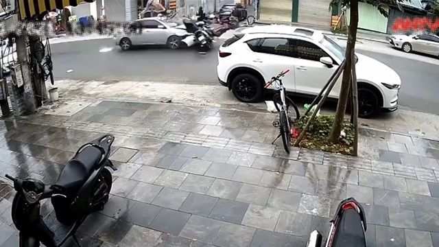 [動画1:09] 猛スピードの車がバイク2台を撥ね飛ばす