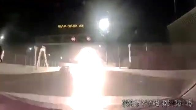 [動画0:23] 高速道路で放たれた閃光、目の前のバイクが大爆発！