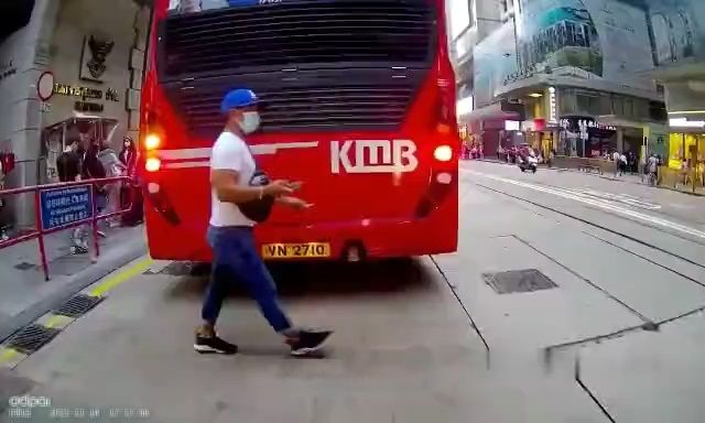 [動画0:18] 安全確認しないで道路に出ちゃった男性、撥ねられる