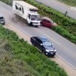 [動画0:30] 暴走トラック、乗用車二台を弾き飛ばして逃走