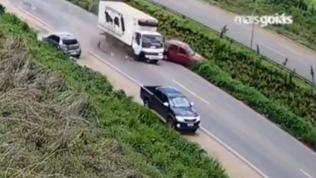 [動画0:30] 暴走トラック、乗用車二台を弾き飛ばして逃走
