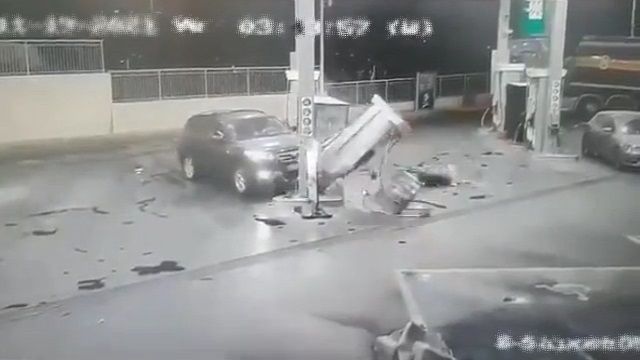 [動画1:10] ガソリンスタンドの給油ポンプに衝突、事態はどんどん悪くなるｗ