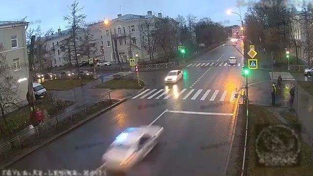 [動画1:23] 現場に急行するパトカー、歩道に突っ込む