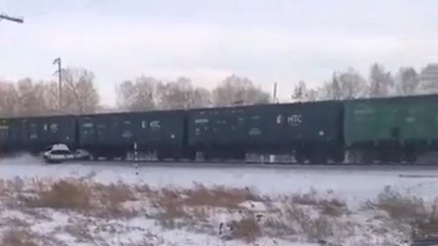 [動画1:18] 貨物列車、車を引きずったまま走り続ける