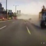 [動画0:16] 中央分離帯を突き破るトラック、女性二人が犠牲に・・・