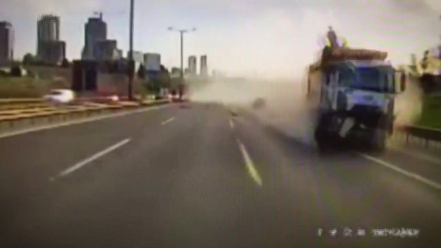 [動画0:16] 中央分離帯を突き破るトラック、女性二人が犠牲に・・・