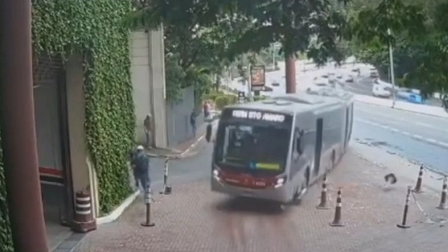 [動画0:43] タクシーと衝突したバス、建物に突っ込む