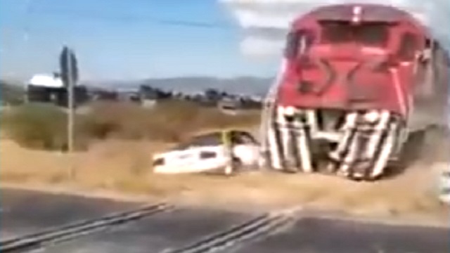 [動画1:17] 無謀すぎるタクシー、列車が近付く踏切に突っ込む