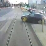 [動画0:20] ベラルーシの女性、トラムの前を横切り衝突