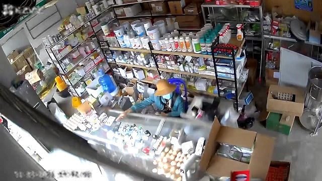 [動画0:41] 店に突っ込む暴走車、女性が挟まれる