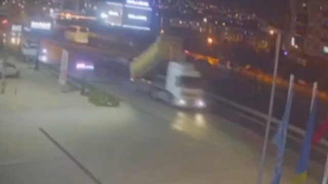 [動画0:39] トラックが荷台を上げたまま走行、歩道橋に衝突してしまう