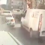 [動画0:25] 信号待ちの車列に突っ込むバスのドラレコ映像