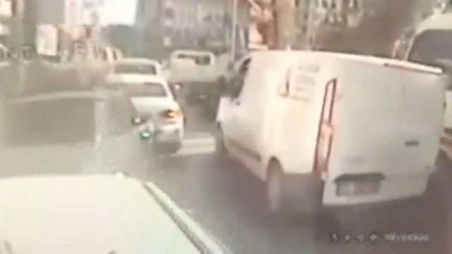 [動画0:25] 信号待ちの車列に突っ込むバスのドラレコ映像