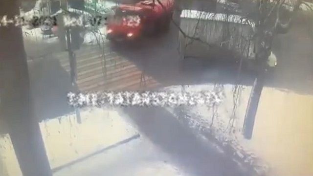 [動画0:29] 通学途中の少年、トラックに巻き込まれる
