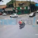 [動画0:13] 事故に巻き込まれた２台のバイク、秘密がバレる