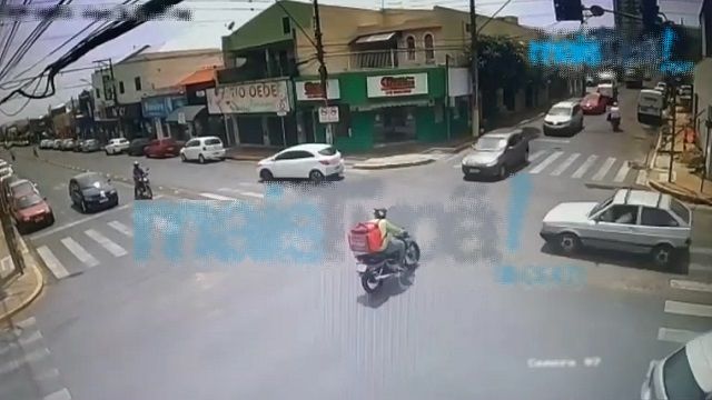 [動画0:13] 事故に巻き込まれた２台のバイク、秘密がバレる