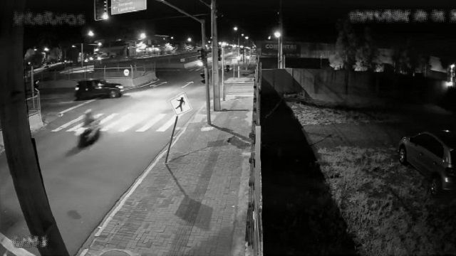 [動画0:20] 信号無視の車両にバイクが衝突