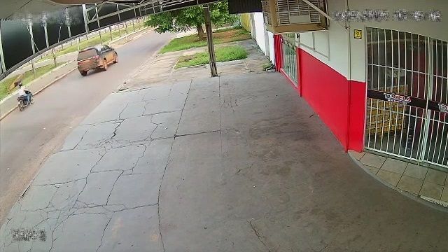 [動画1:06] 交差点で追い越しをするスクーター、左折車に衝突