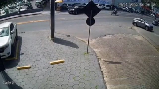 [動画0:33] 女性ライダー、左折待ちの車を左から抜かそうとした結果