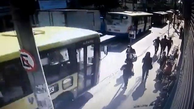 [動画0:18] ブラジルのバス、停留所でやらかす