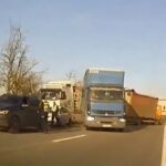 [動画0:28] 警察「ベンツを停車させたら大事故が起きた！」