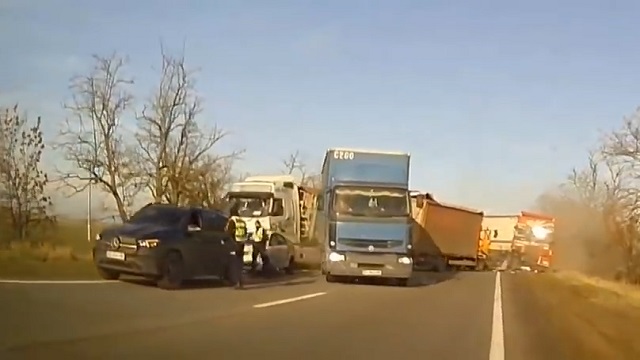 [動画0:28] 警察「ベンツを停車させたら大事故が起きた！」