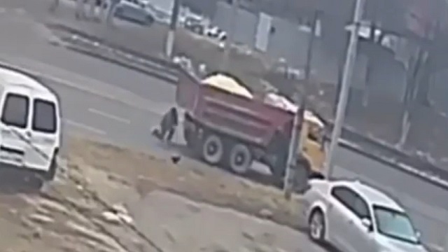 [動画0:37] 故障して停車するトラック、車体を確認する運転手に悲劇が・・・