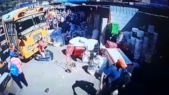 [動画1:30] ターミナル内でバスが暴走、女性が犠牲に・・・
