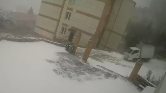 [動画0:40] ロシア人の雪道運転、横転することもある