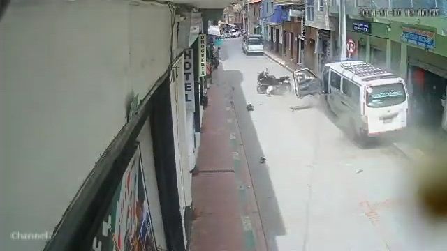 [動画1:26] 故障したミニバス、狭い商店街を暴走！