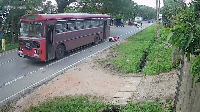 [動画0:53] ドアを開けたまま走るバスから転落、女性客がゴロゴロゴロー！！