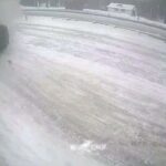 [動画1:31] 雪道でクラッシュ、投げ出された女性の蘇生を試みる男性