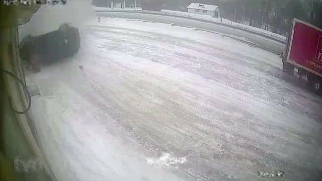 [動画1:31] 雪道でクラッシュ、投げ出された女性の蘇生を試みる男性