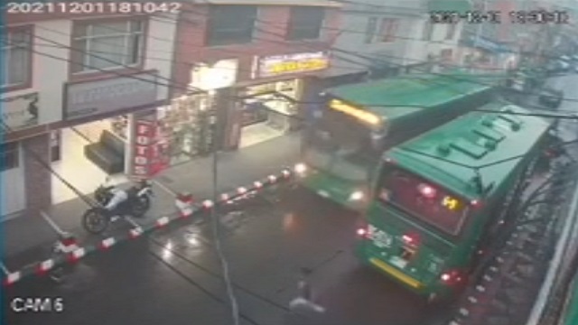 [動画0:13] 道路に飛び出した少年、バスに轢かれる