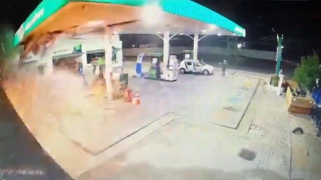 [動画0:47] 武装した強盗がガソリンスタンドを襲撃、爆破する