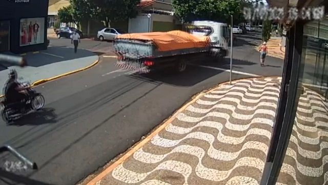 [動画1:08] 右折するトラック、道路を渡る老人を巻き込み走り去る