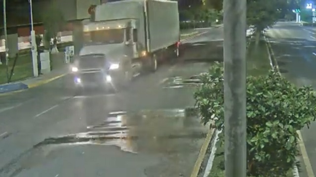 [動画0:34] トラックが送電線に接触、５本の電柱を倒す