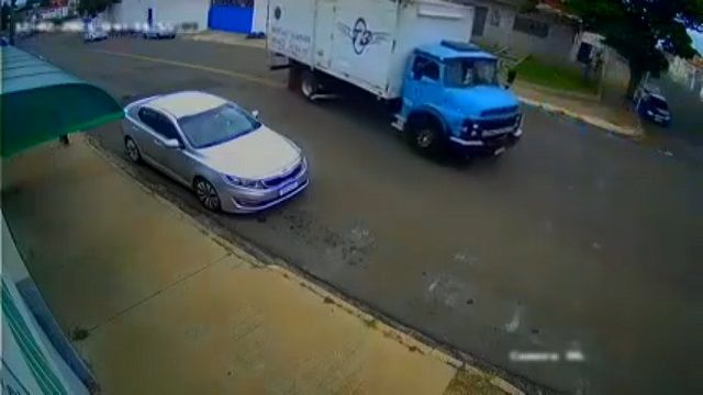 [動画1:29] 無人で坂を下るトラック、気付いた女性が走り出す