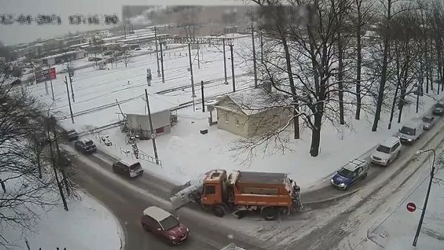[動画0:18] ロシアの除雪車、取り除くのは雪だけではなかったｗ